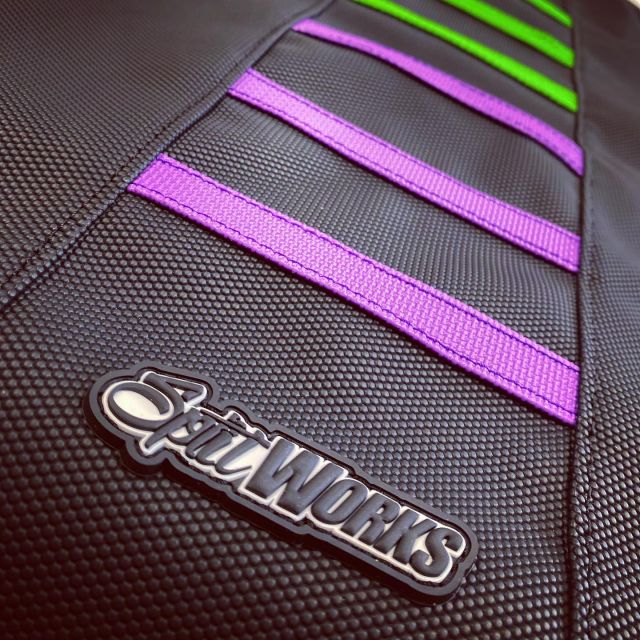 Housse de selle personnalisé pour KXF
⠀
🖥 : www.splitworks.fr
⠀
⁣⁣⁣⁣⁣⁣⁣⁣⁣⁣⁣⁣
#mx #motocross #graphic #kitdeco #mxgraphics #mxdecals #motocrossgraphics #supermoto #supermotard #motolife #mxlife⁣⁣⁣⁣⁣⁣⁣⁣⁣⁣⁣⁣
#impression #publicity #publicite #ride #dirtbike #motorcycle #stickers #print #design #splitworks