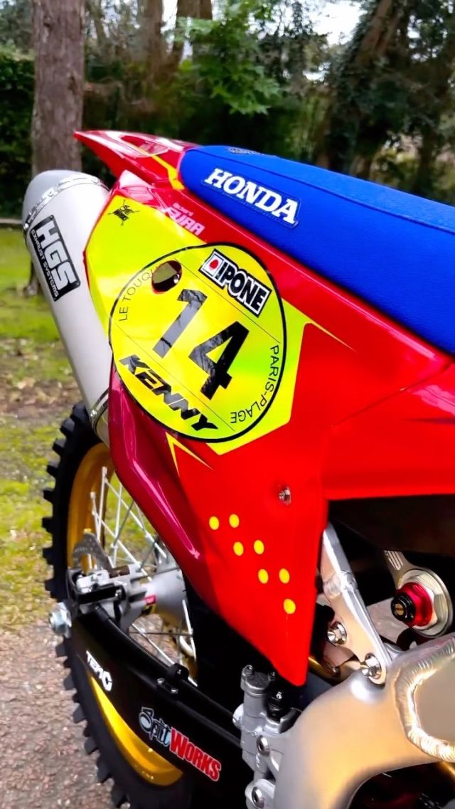 KIT DÉCO FULL HOLOGRAMME POUR LA CRF DE @richardfura LORS DU DERNIER ENDUROPALE 🔥
🖥️ : www.splitworks.fr
⠀
⁣⁣⁣⁣⁣⁣⁣⁣
#mx #motocross #graphic #kitdeco #mxgraphics #mxdecals #motocrossgraphics #supermoto #supermotard #motolife #mxlife⁣⁣⁣⁣⁣⁣⁣⁣⁣⁣⁣⁣
#dirtbike #motorcycle #stickers #design #splitworks