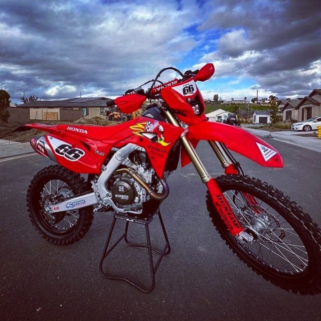 Honda 450RL prêt à casser du cailloux avec son kit déco 100% perso🔥
⠀
🖥️ : www.splitworks.fr
⠀
⁣⁣⁣⁣⁣⁣⁣⁣
#mx #motocross #graphic #kitdeco #mxgraphics #mxdecals #motocrossgraphics #supermoto #supermotard #motolife #mxlife⁣⁣⁣⁣⁣⁣⁣⁣⁣⁣⁣⁣
#dirtbike #motorcycle #stickers #design #splitworks