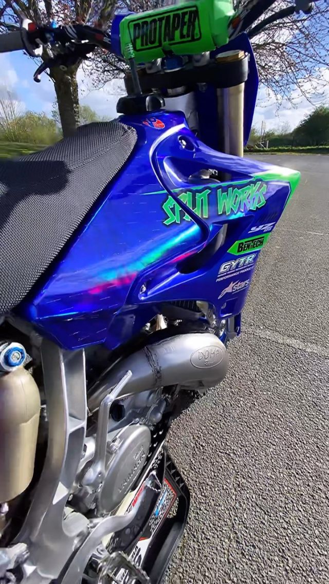 Kit déco 100% perso full hologramme 🔥
⠀
🖥️ : www.splitworks.fr
⠀
#mx #motocross #graphic #kitdeco #mxgraphics #mxdecals #motocrossgraphics #supermoto #supermotard #motolife #mxlife⁣⁣⁣⁣⁣⁣⁣⁣⁣⁣⁣⁣
#impression #publicity #publicite #ride #dirtbike #motorcycle #stickers #print #design #splitworks