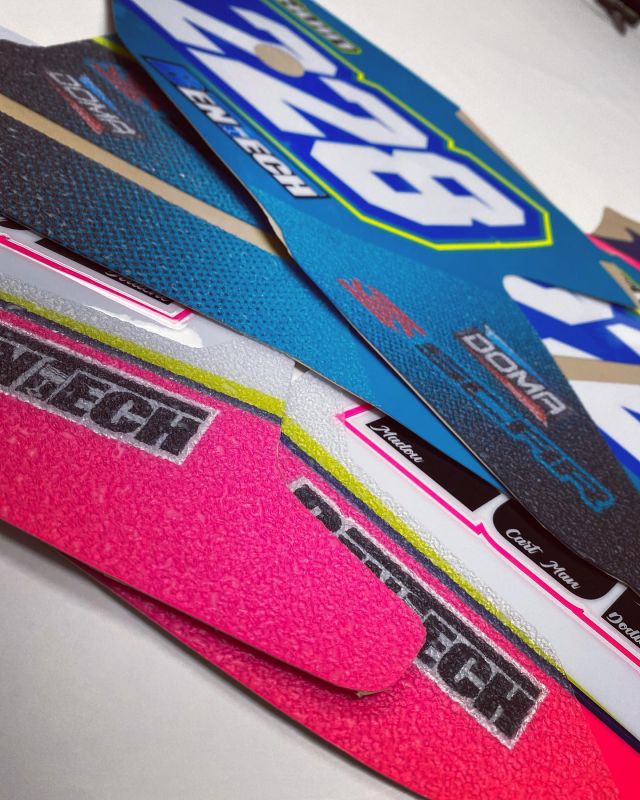 Prolonger la vie de vos plaques latérales avec l’option grip ❇️
⠀
🖥️ : www.splitworks.fr
⠀
#mx #motocross #graphic #kitdeco #mxgraphics #mxdecals #motocrossgraphics #supermoto #supermotard #motolife #mxlife⁣⁣⁣⁣⁣⁣⁣⁣⁣⁣⁣⁣
#impression #publicity #publicite #ride #dirtbike #motorcycle #stickers #print #design #splitworks