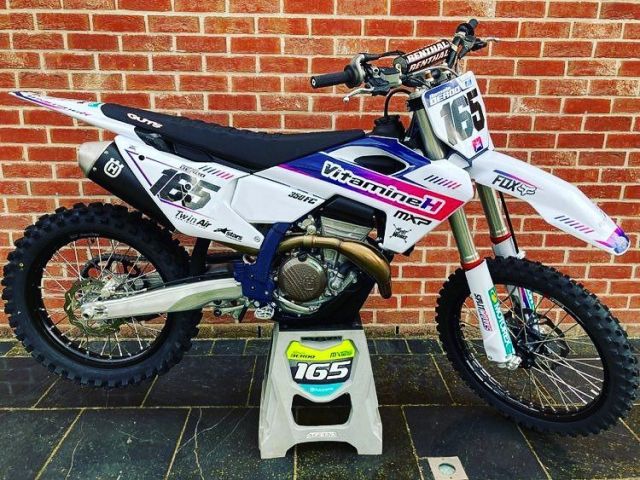 Kit déco 100% perso pour Husqvarna
‌
🖥️ : www.splitworks.fr
‌
#mx #motocross #graphic #kitdeco #mxgraphics #mxdecals #motocrossgraphics #supermoto #supermotard #motolife #mxlife⁣⁣⁣⁣⁣⁣⁣⁣⁣⁣⁣⁣
#impression #publicity #publicite #ride #dirtbike #motorcycle #stickers #print #design #splitworks