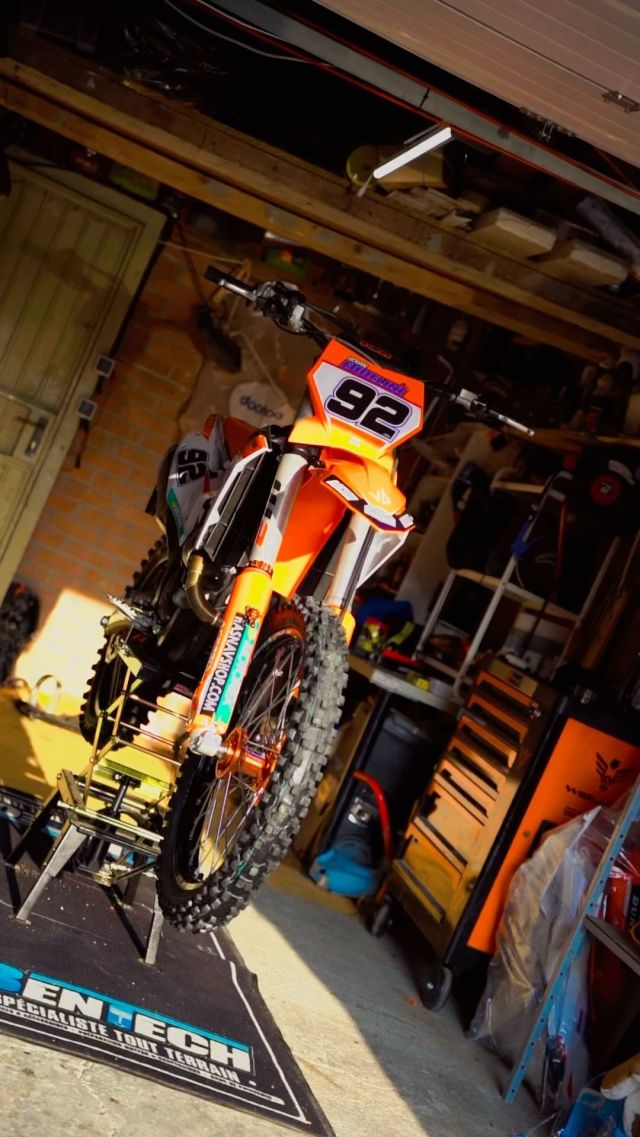 KIT DÉCO 100% PERSO POUR KTM ✴️ Merci à @valbmedia30 et @ey92_ pour la vidéo 🔥

🖥️ : www.splitworks.fr

#mx #motocross #graphic #kitdeco #mxgraphics #mxdecals #motocrossgraphics #supermoto #supermotard #motolife #mxlife⁣⁣⁣⁣⁣⁣⁣⁣⁣⁣⁣⁣
#impression #publicity #publicite #ride #dirtbike #motorcycle #stickers #print #design #splitworks