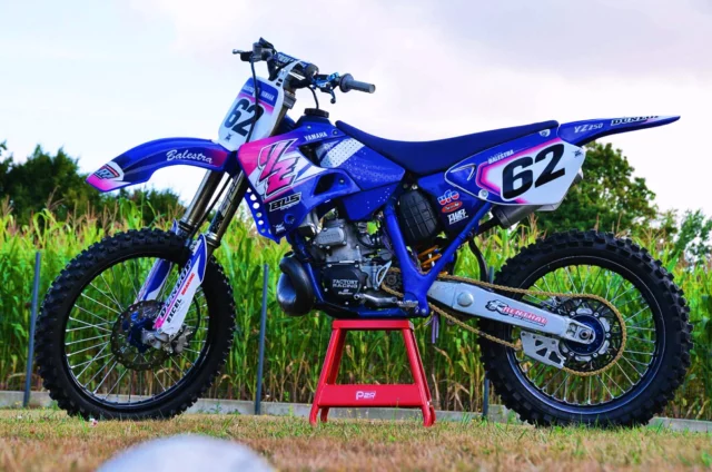Kit déco 100% perso pour 250 YZ 1996
‌
#mx #motocross #graphic #kitdeco #mxgraphics #mxdecals #motocrossgraphics #supermoto #supermotard #motolife #mxlife⁣⁣⁣⁣⁣⁣⁣⁣⁣⁣⁣⁣
#impression #publicity #publicite #ride #dirtbike #motorcycle #stickers #print #design #splitworks #viral