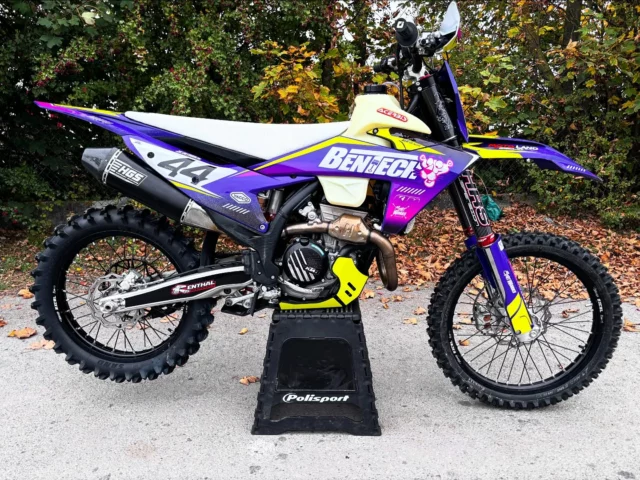 Kit déco 100% perso pour 350SXF 🫟
‌
📌 : option grip
🖥️ : www.splitworks.fr
‌
#mx #motocross #graphic #kitdeco #mxgraphics #mxdecals #motocrossgraphics #supermoto #supermotard #motolife #mxlife⁣⁣⁣⁣⁣⁣⁣⁣⁣⁣⁣⁣
#impression #publicity #publicite #ride #dirtbike #motorcycle #stickers #print #design #splitworks #viral
