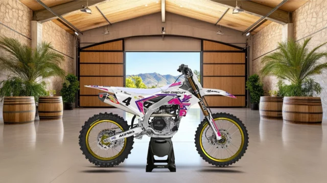 ⚡️Nouveau kit dispo pour la gamme YAMAHA :  THE NINETIES ⚪️
‌
Un retour direct dans les années 90 : lignes franches, couleurs vives et esprit pur racing 🏁
‌
Le tout en version semi-personnalisée — ajoute ton nom, ton numéro et tes logos pour un look unique, entre rétro et performance.
‌
🖥 : www.splitworks.fr
‌
#mx #motocross #graphic #kitdeco #mxgraphics #mxdecals #motocrossgraphics